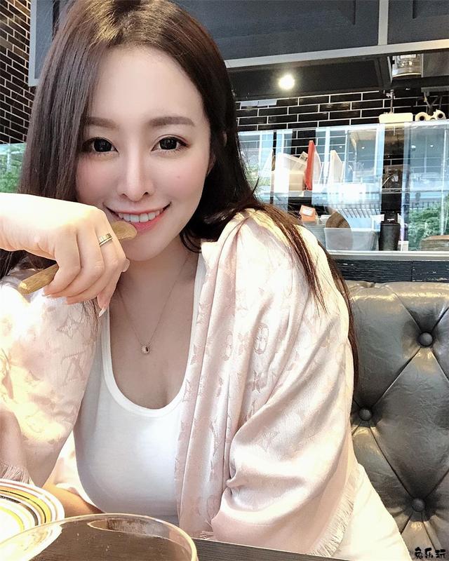 身材修长匀称的Lily，姣好身材突出重点就是胸前事业线