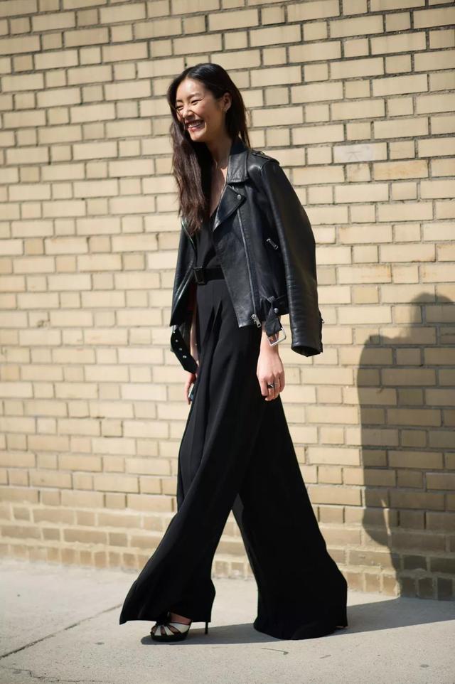 Liu Wen puts on the wide-leg pants thoroughly. These five combinations can  be salty or sweet, and easily conceal the supermodel temperament. -  fashion