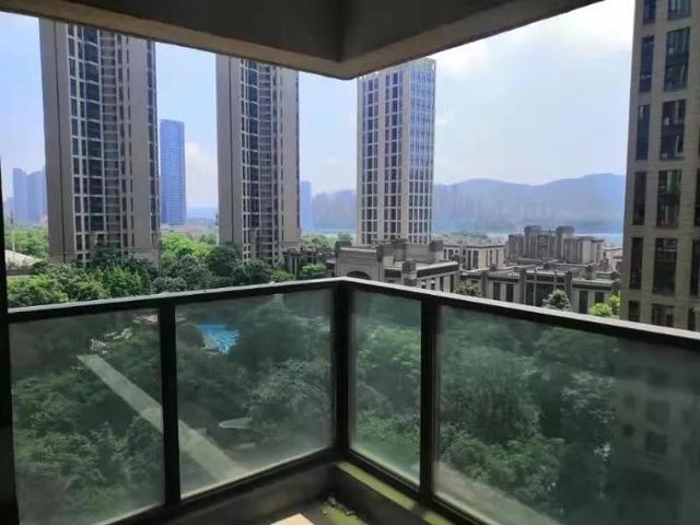 人民币又到了卖房炒股的时候？图