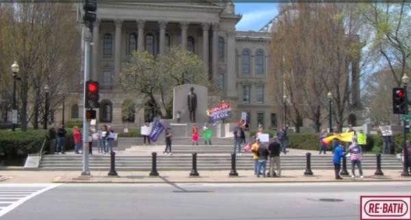 堵路、扛槍、包圍議會大廈…美國十幾州暴發抗議反對隔離