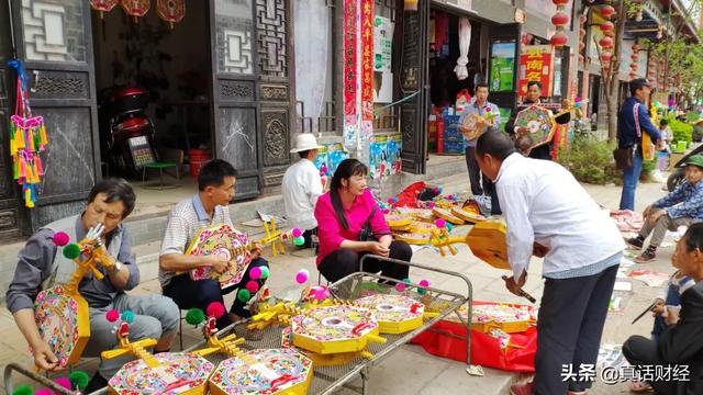 “地摊经济”重获支持,有人笑出声,有人暗自叫苦