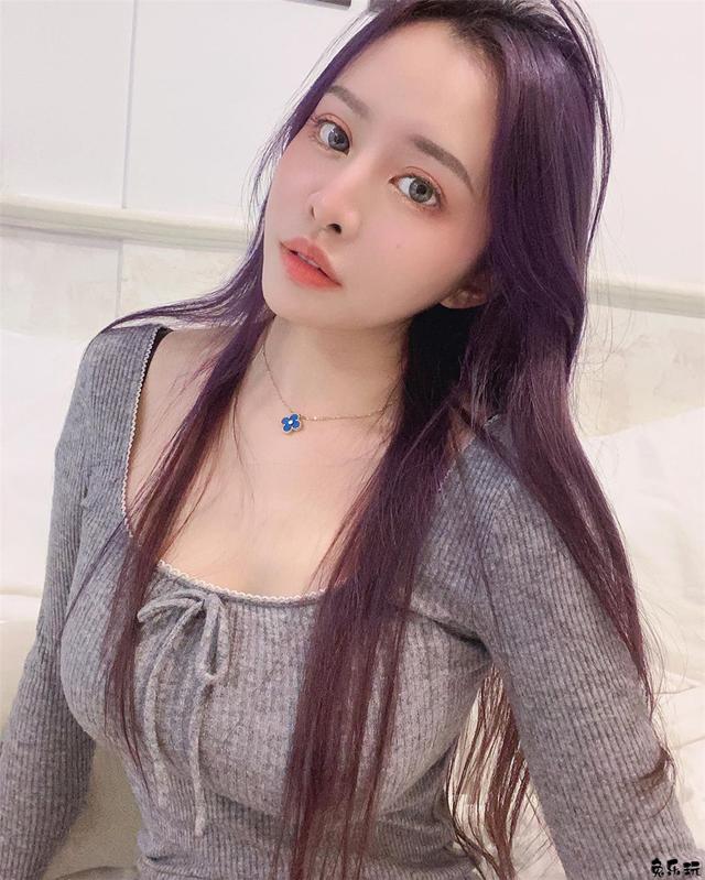 身材修长匀称的Lily，姣好身材突出重点就是胸前事业线