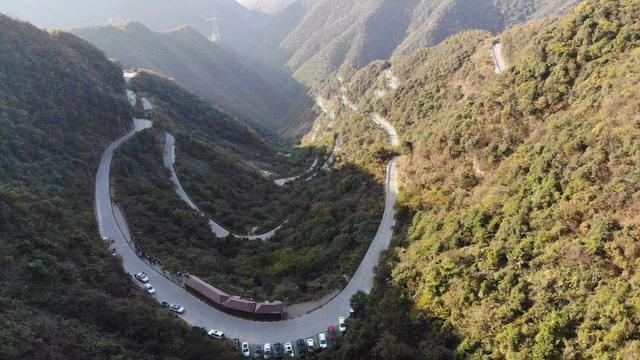 安徽歙县：比皖南川藏线更值得去的狮石公路，没有围栏落石很