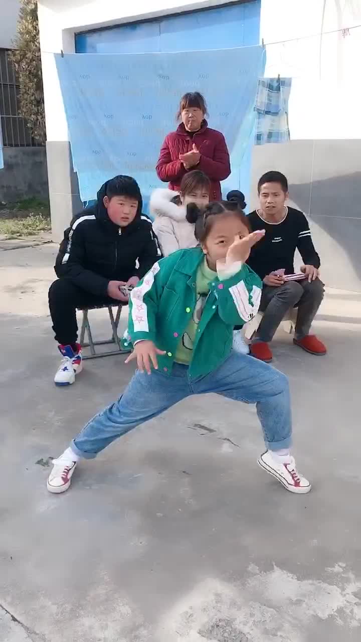 这拿不住的小表情,不知道后期会有多少人回模仿@小琪哥(生活号) @抖音