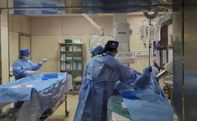 【关注】72 岁张大伯突发中风，紧急转院，老伴在手术室前说出了这句