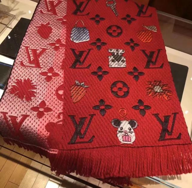 lv鼠年限定围巾,很中国红的感觉,加入了老鼠的元素,也不觉得突兀,官网