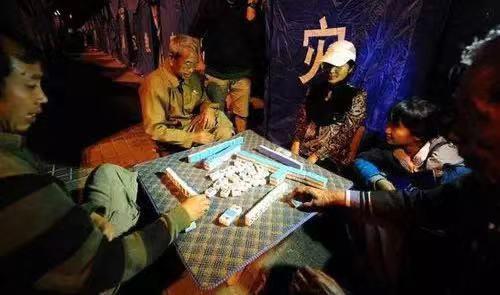 四川人到底多爱打麻将，地震了都还在抓牌...