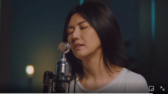 孙燕姿直播演唱《天黑黑》惹哭乐迷，谢谢你陪伴我们20年