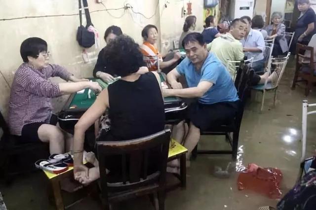 四川人到底多爱打麻将，地震了都还在抓牌...
