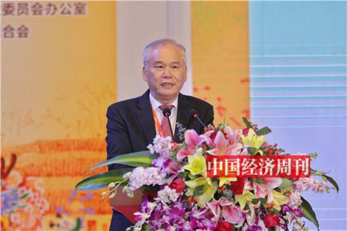 出生于"花灯世家"的吴东华总是开玩笑说,自己闻着做花灯的竹篾和浆糊